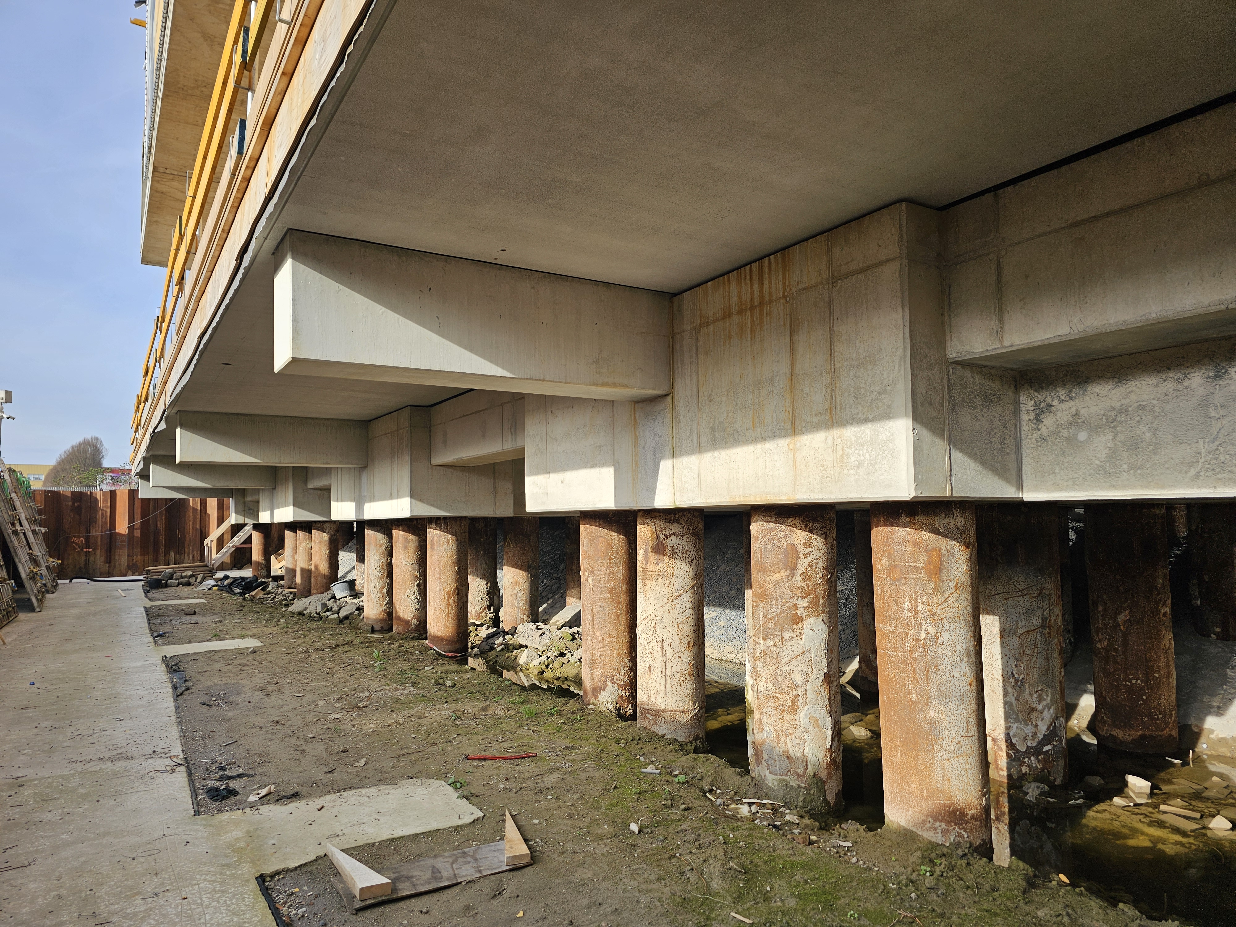 Foto 6 Deels uitkragende fundering voor de balkons van de waterlofts; Tubex-palen onder de waterlofts blijven in het zicht