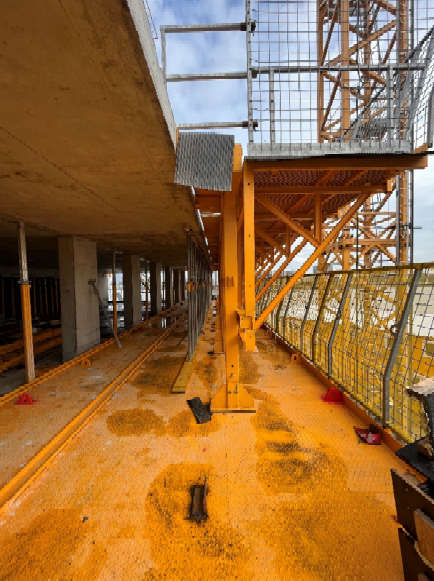 Foto 14 Eindgevelsteiger op constructief kopgevelsteiger