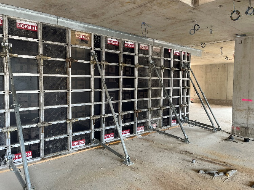 Foto 19 Stabiliteitswanden haaks op de tunnelwanden zijn uitgevoerd met een handzame paneelbekisting