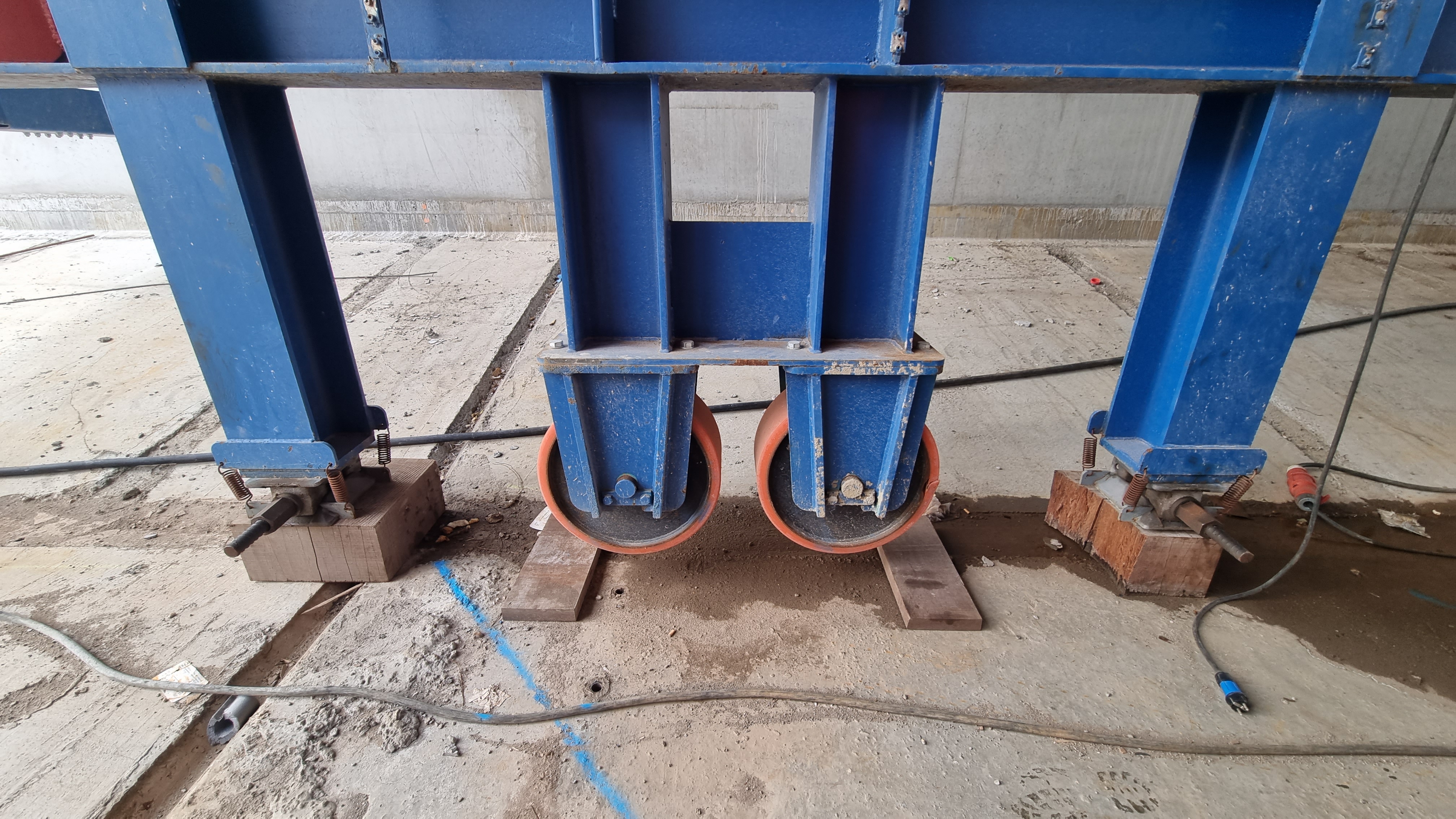 Foto 10 Wielset en steunpunten tunnelbekisting