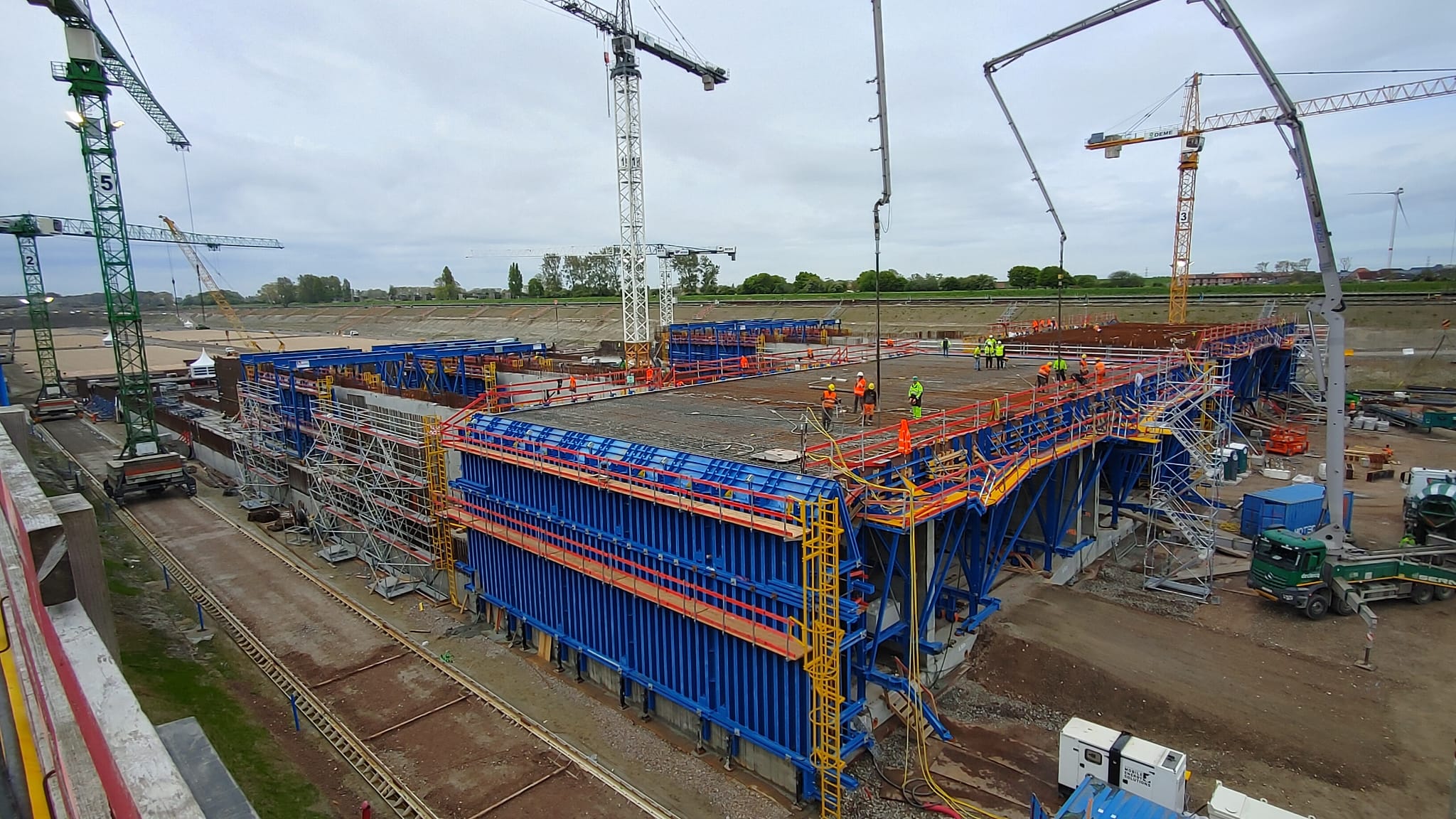 Foto 12 Tafel/halftunnelbekistingen met aan een zijde de sluitkisten (bron: Gerard van Daatselaar)