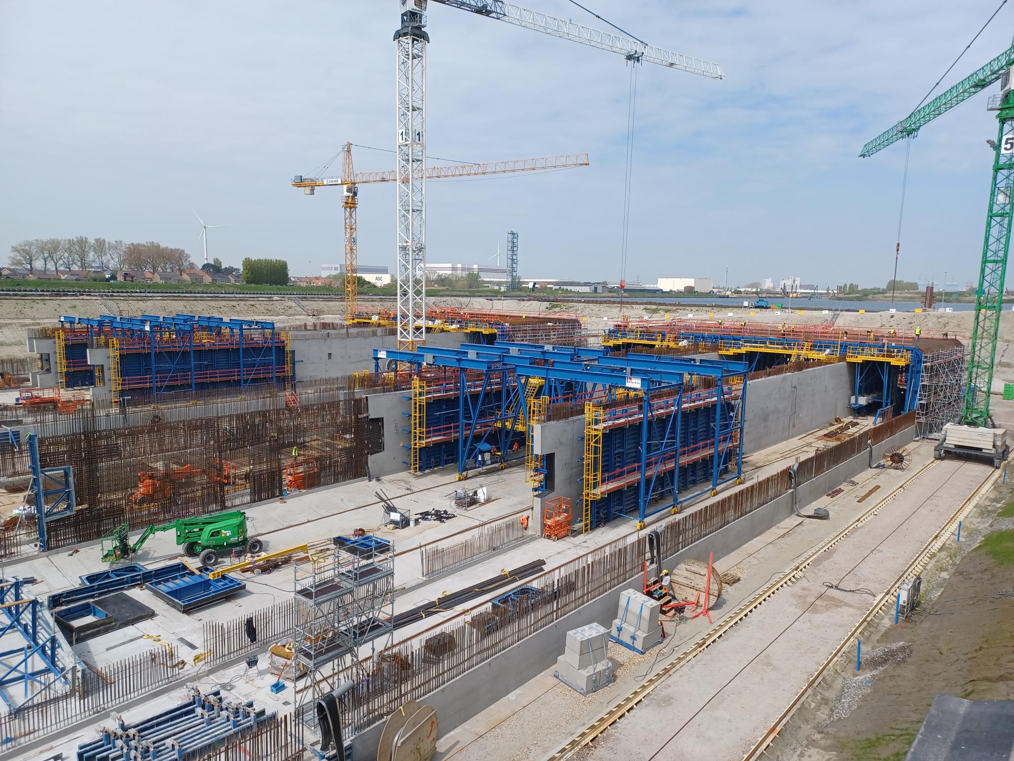 Foto 7 Twee portaalbekistingen voor de drie middenwanden (bron: Gerard van Daatselaar)