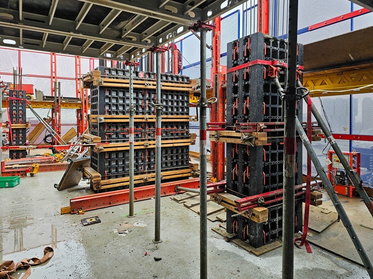 Figuur 9 Kolommen en penanten zijn uitgevoerd met een kunststof bekisting