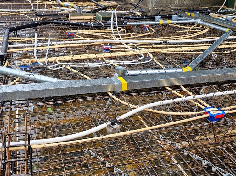 Figuur 13 &lsquo;Spaghetti&rsquo; aan leidingen in de vloer