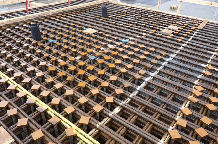 1. Toepassing van kopdeuvelstaven (T-heads) tussen de hoofdwapening