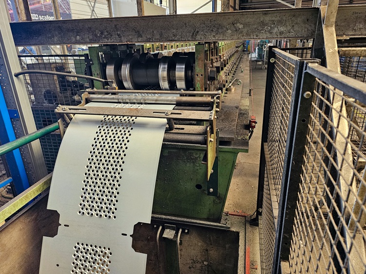 Foto 6 Vloerdelen nadat gaten zijn gestanst voor oppervlakteruwheid en waterafvoer