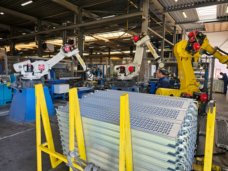 Foto 7 Het productieproces van de stalen vloerdelen is nagenoeg volledig gerobotiseerd